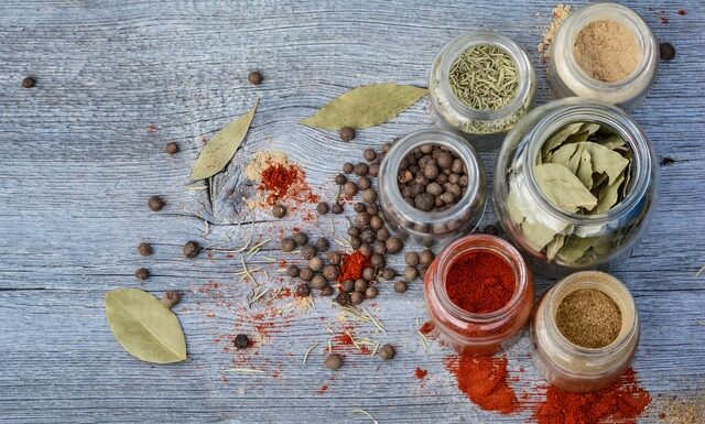 Co daje liść laurowy w praniu?